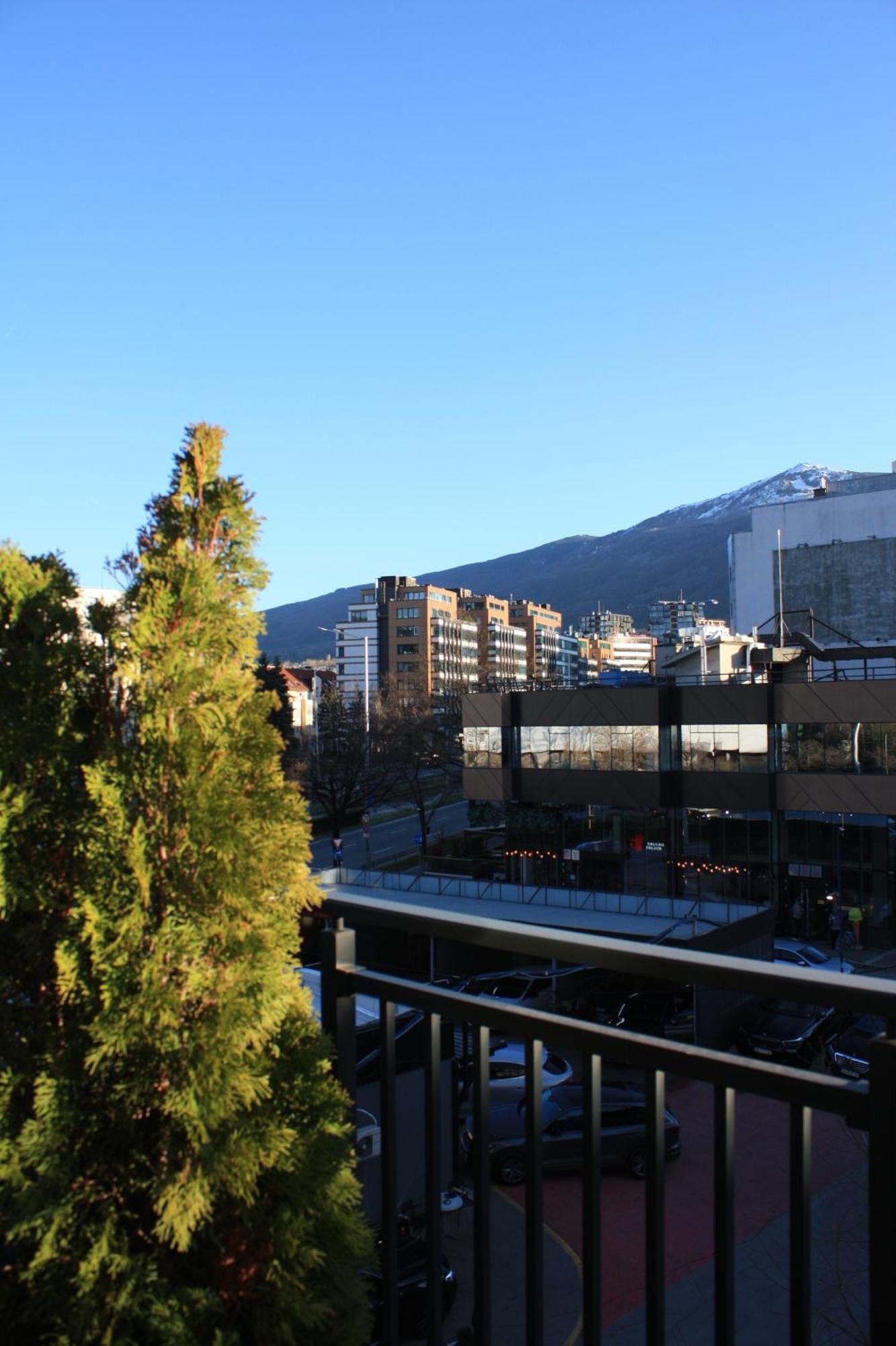 One-Bedroom Apartment Balcony Mountain View